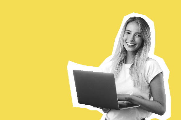 Eine junge Frau mit einem Computer vor einem gelben Hintergrund. Jobportal einfach und günstig buchen.